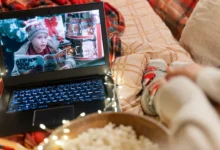 V posteli je notebook s komedií Sám doma.