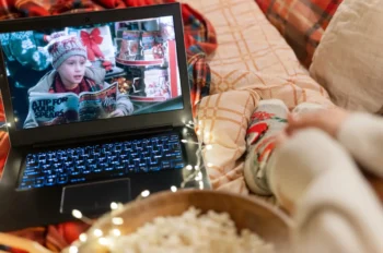 V posteli je notebook s komedií Sám doma.