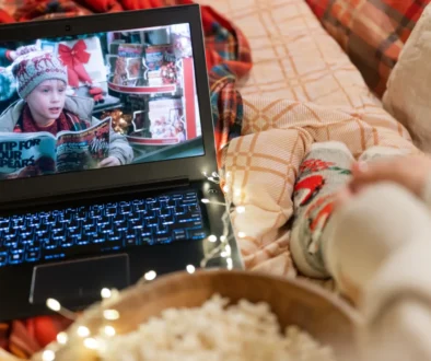 V posteli je notebook s komedií Sám doma.