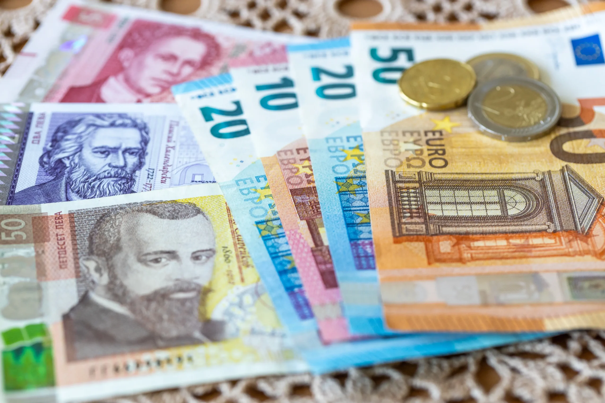 shutterstock_2687755729-2 | TVGURU.cz Bankovky a mince euro