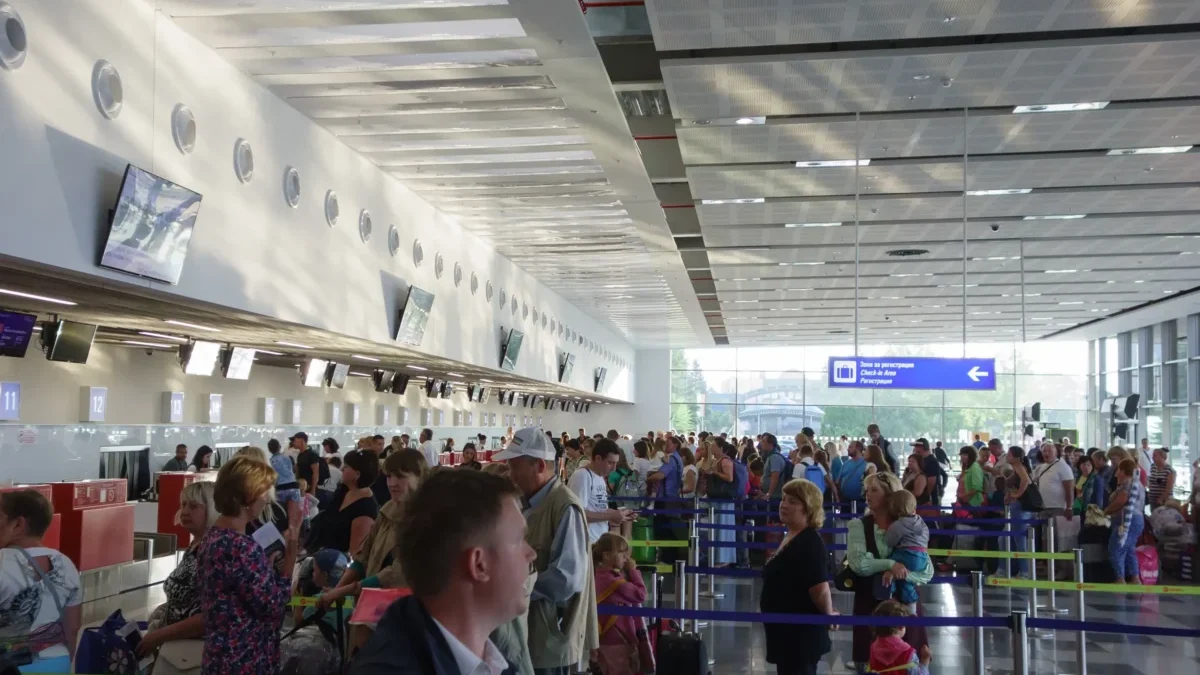 Turisté na letišti v Bulharsku