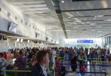 Turisté na letišti v Bulharsku