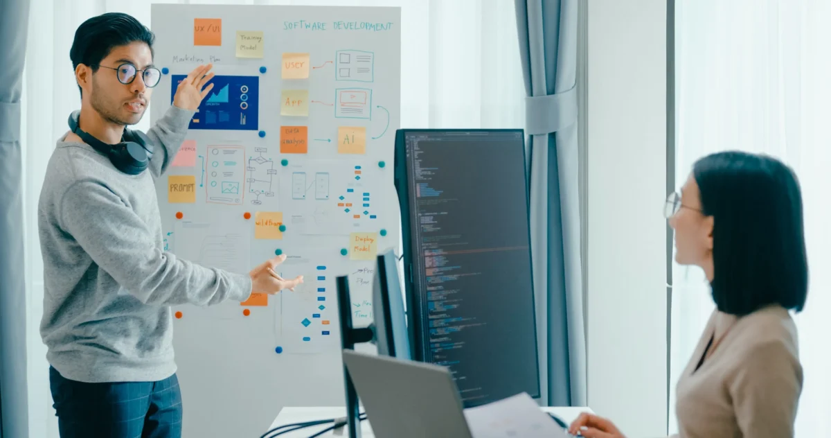 Práce s AI může vydělat nemalé částky peněz. Zdroj: Shutterstock | TVGURU.cz Dva lidé na poradě