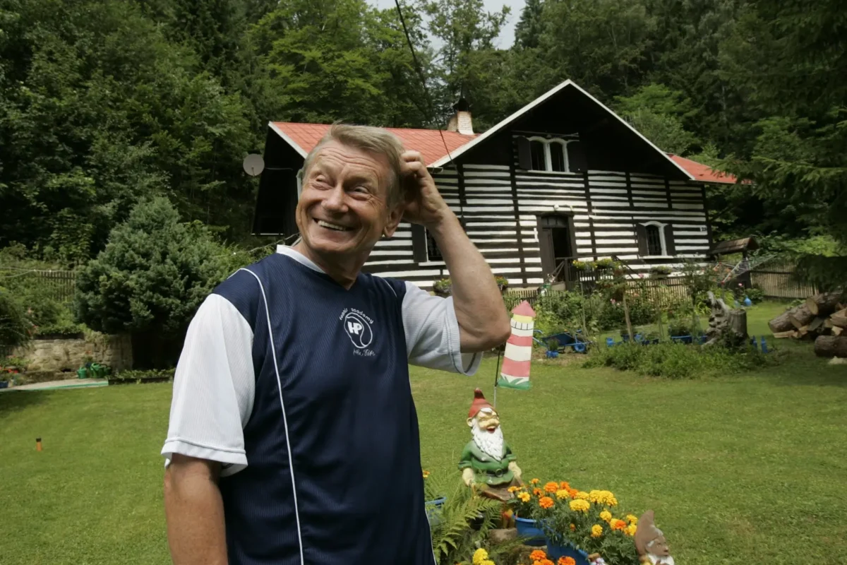 profimedia-0157580252 | TVGURU.cz Josef Dvořák stojí před chalupou.