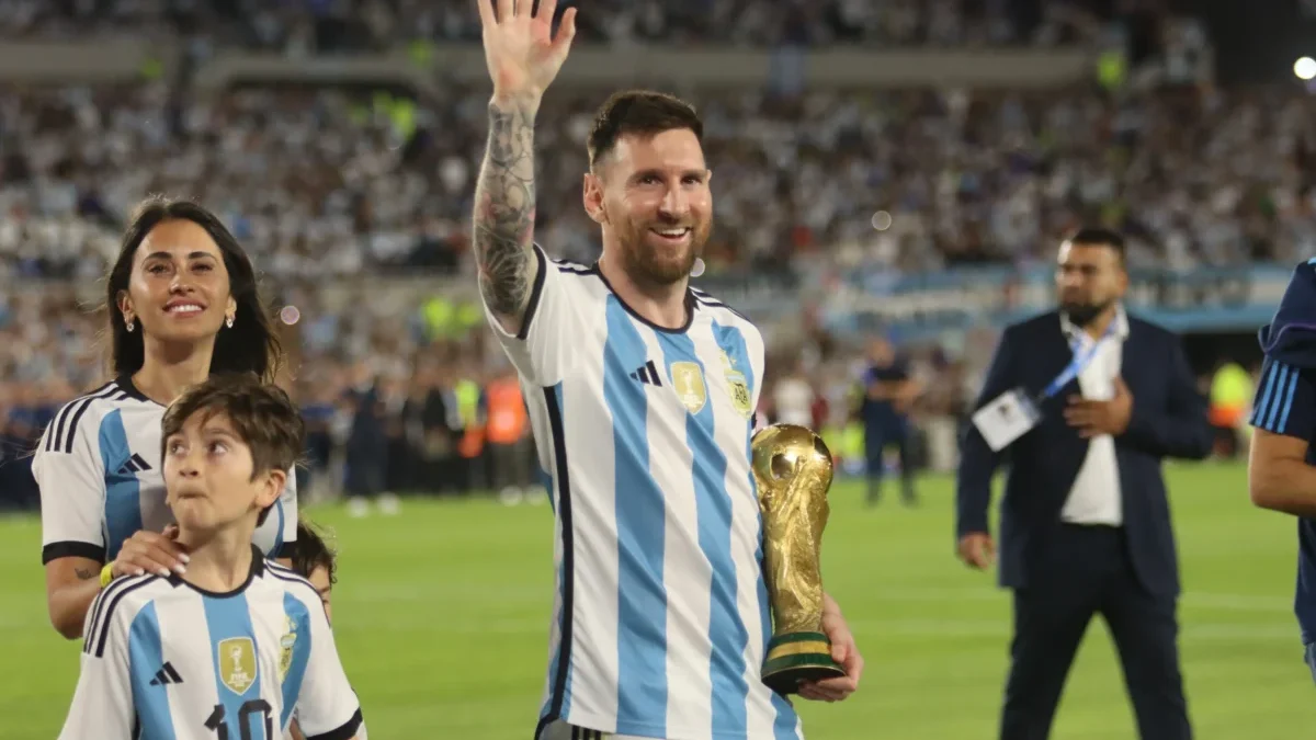 Lionel Messi mává.