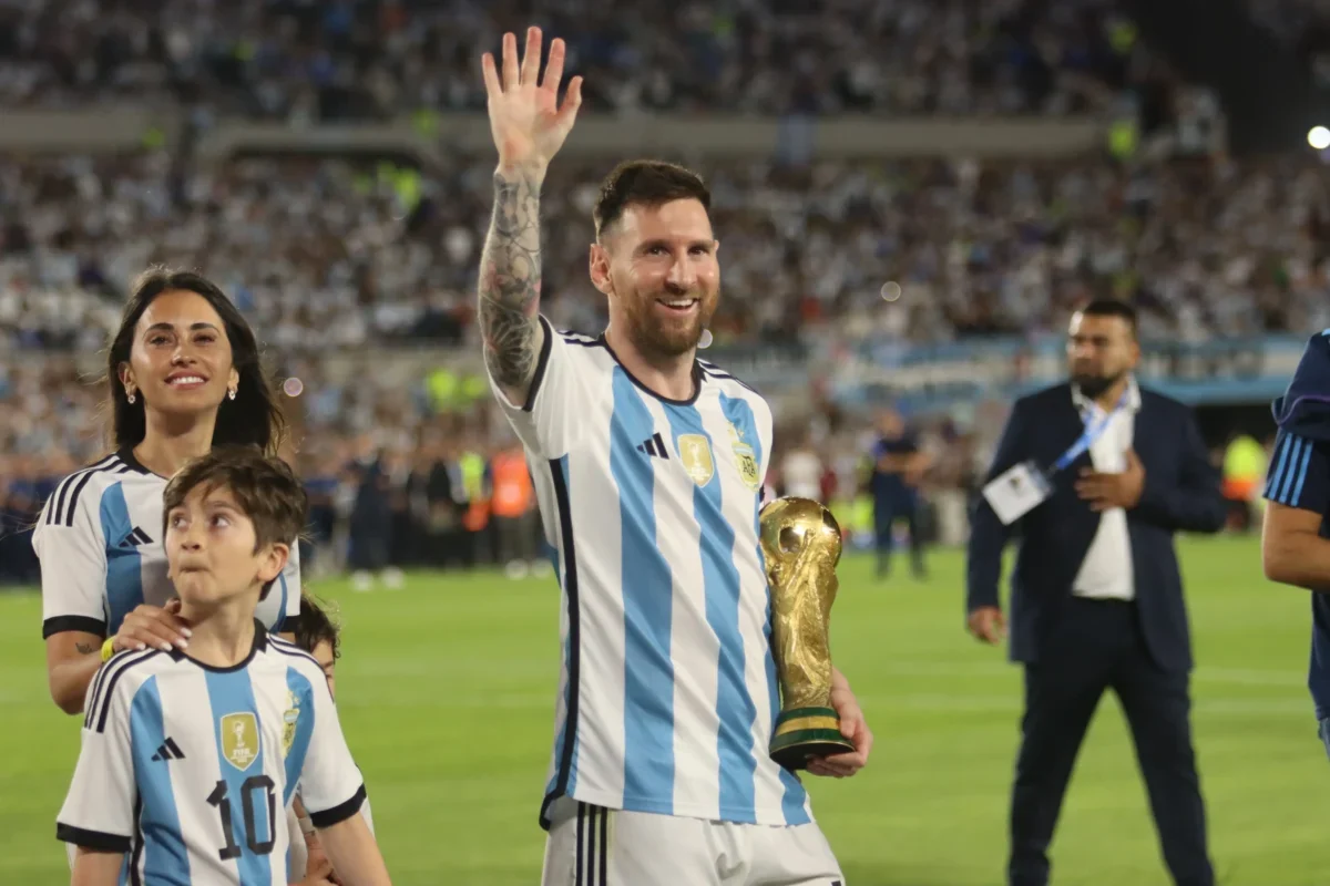 Lionel Messi mává.