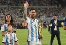 Lionel Messi mává.