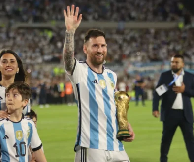 Lionel Messi mává.