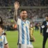 Lionel Messi mává.