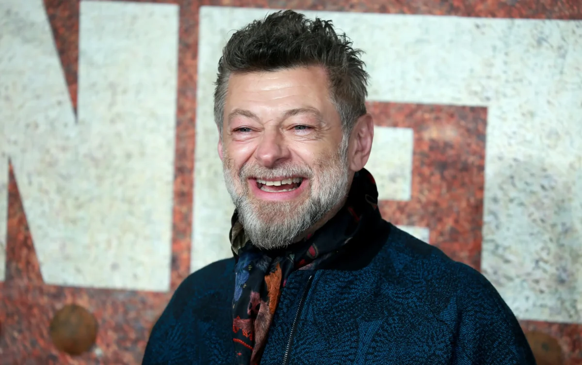 shutterstock_2458516493-2 | TVGURU.cz Andy Serkis se směje.