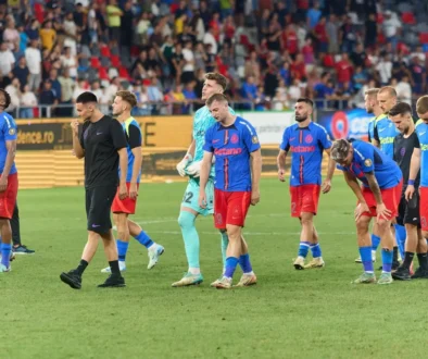 Fotbalisté jdou po hřišti.