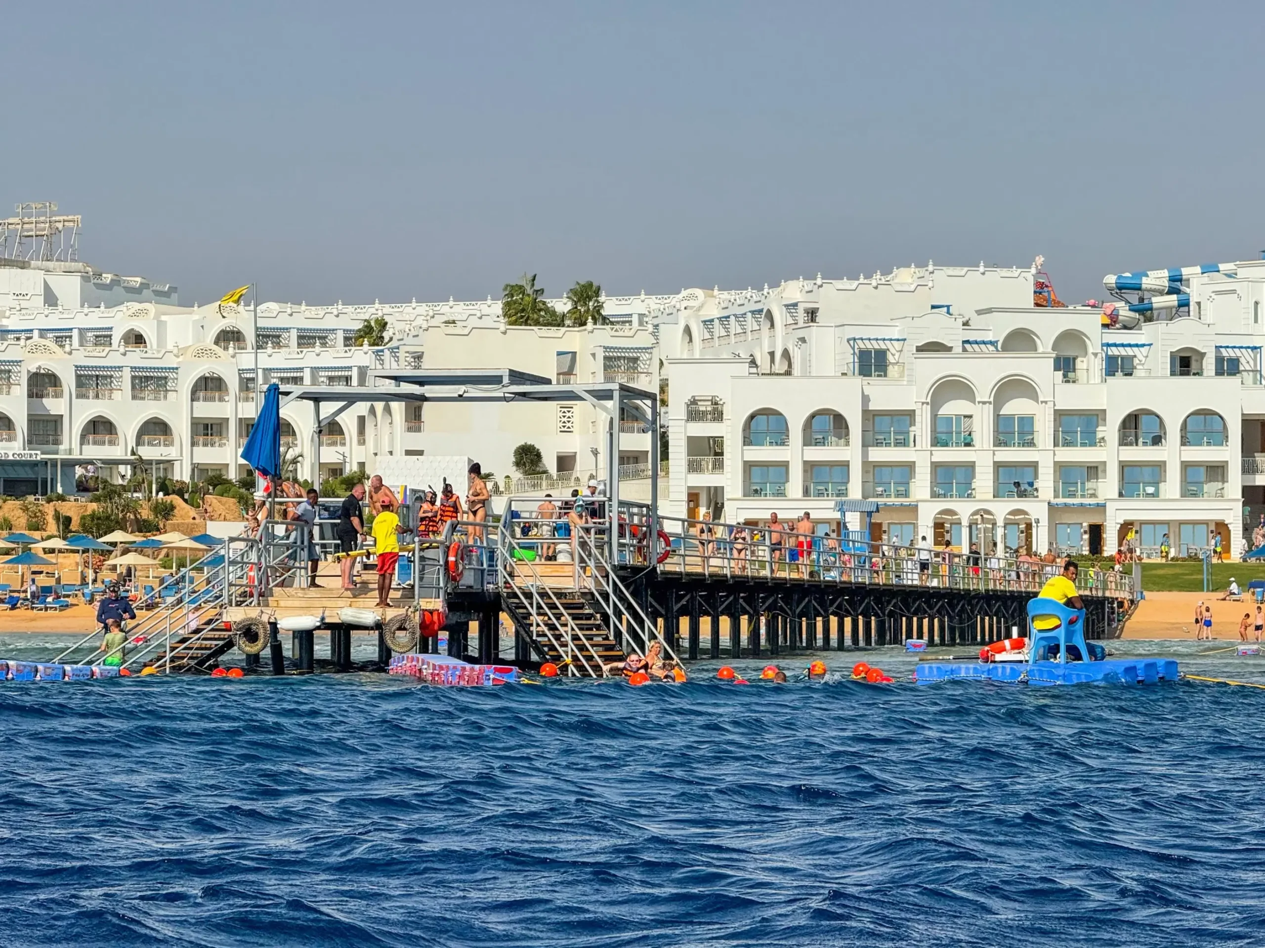shutterstock_2726591683-2 | TVGURU.cz All inclusive resort plný lidí