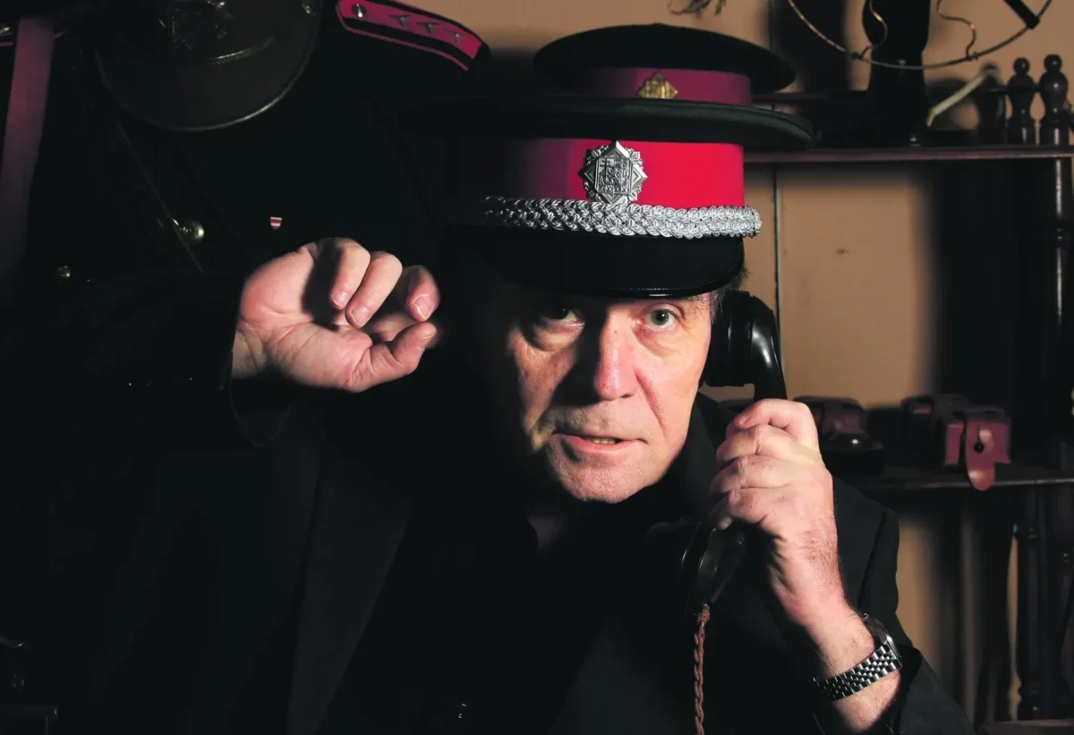 Jedlička Miloslav telefonuje.
