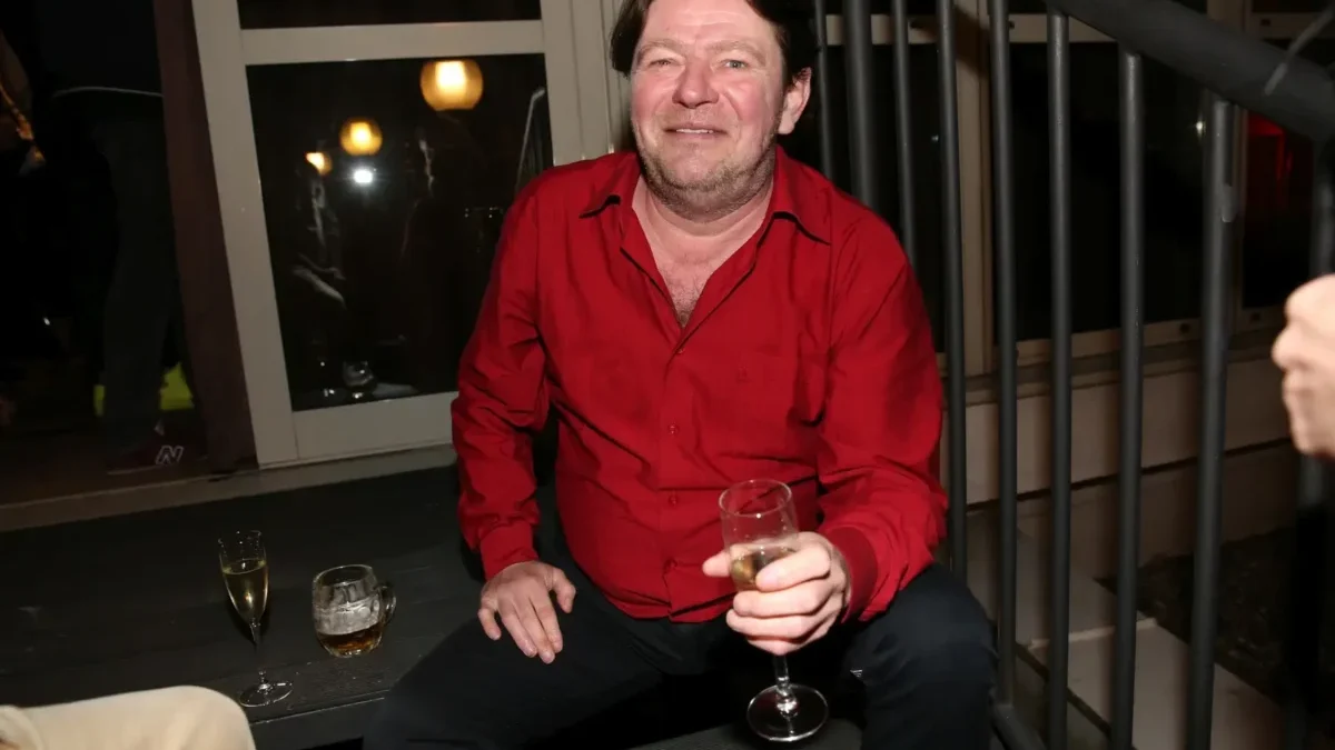 Leoš Noha sedí se sklenkou v ruce.