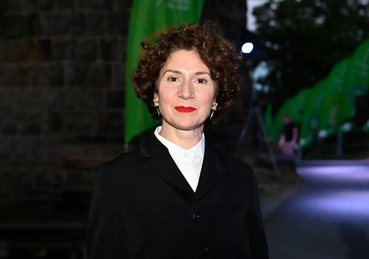 profimedia-1115838321 | TVGURU.cz Martha Issová na sobě má rudou rtěnku.