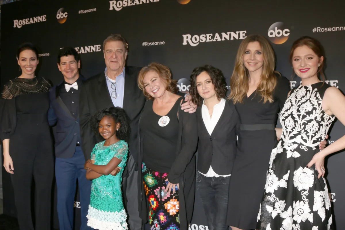 shutterstock_1053354866-2 | TVGURU.cz Herci ze seriálu Roseanne stojí vedle sebe.