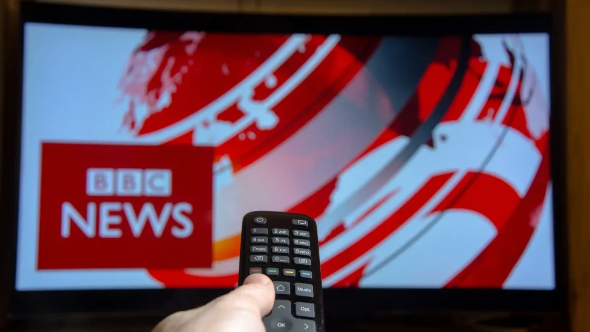 Člověk zapíná televizi.