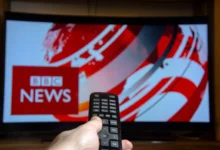 Člověk zapíná televizi.