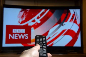 Člověk zapíná televizi.