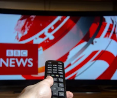 Člověk zapíná televizi.
