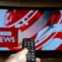 Člověk zapíná televizi.