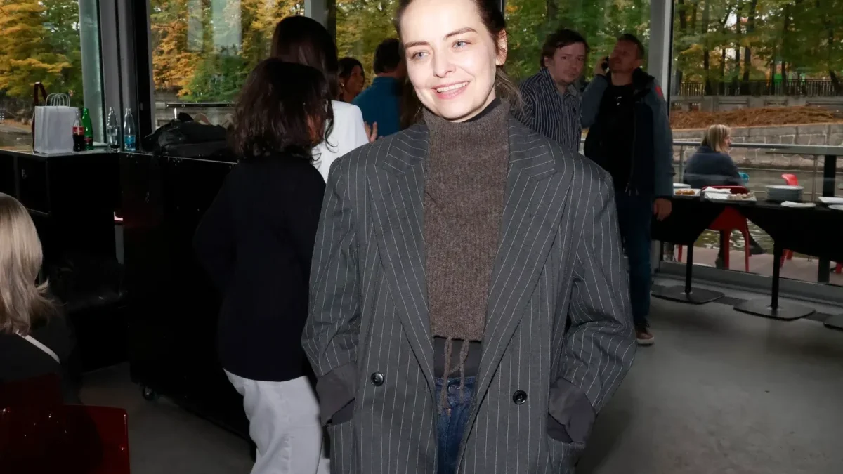 Pavla Beretová stojí a usmívá se.