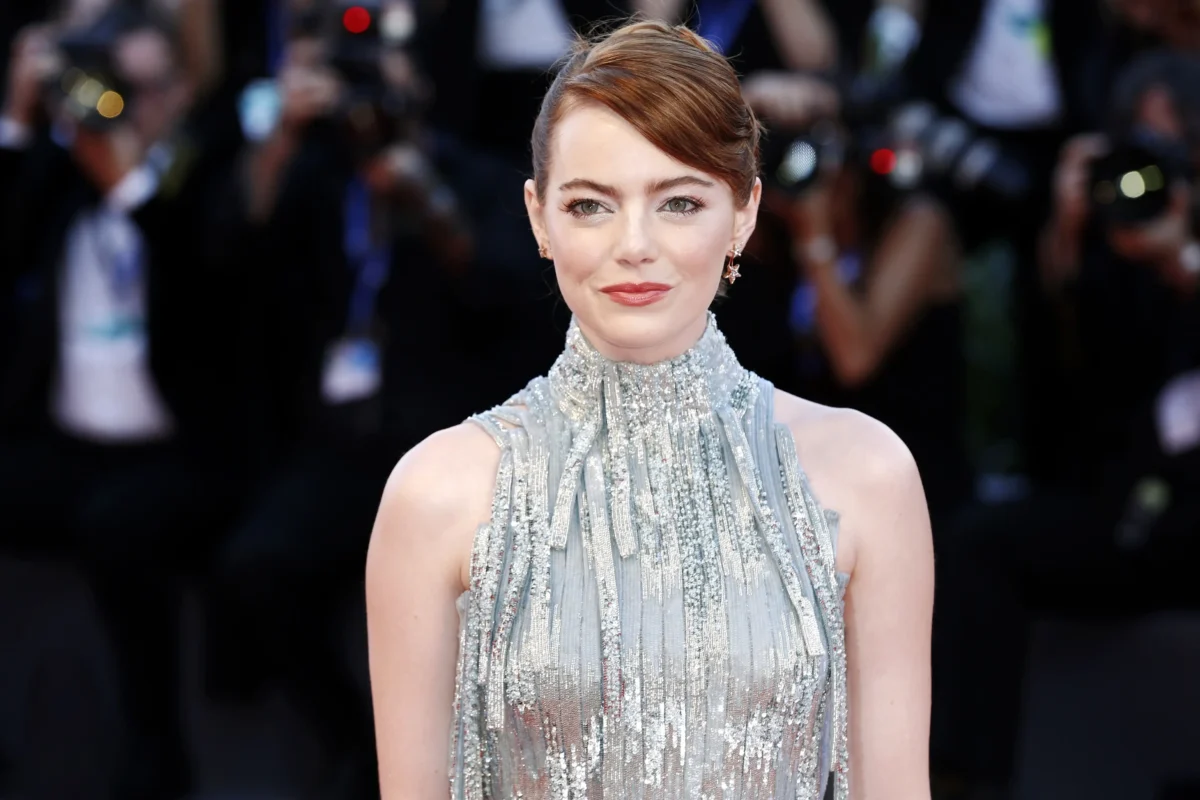 Emma Stone se culí.