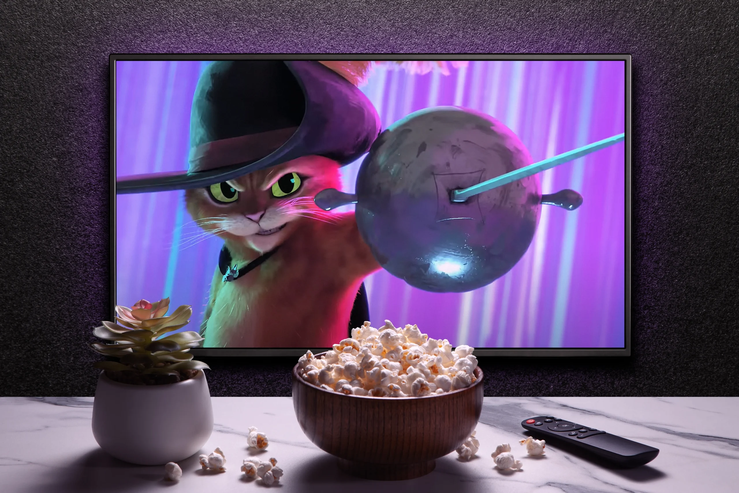 shutterstock_2269346153 | TVGURU.cz film Shrek běží na televizi