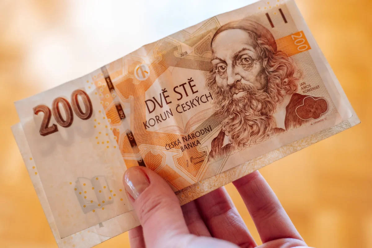 shutterstock_2725131071 1 | TVGURU.cz Dvě stě korun českých