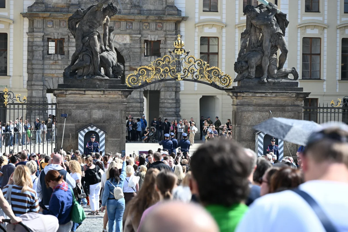 shutterstock_2768933523 1 | TVGURU.cz turisté na hradě