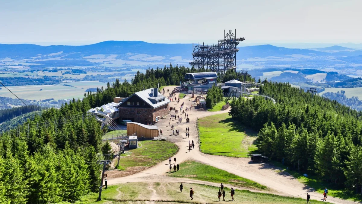 lidé jdoucí na vrchol hory