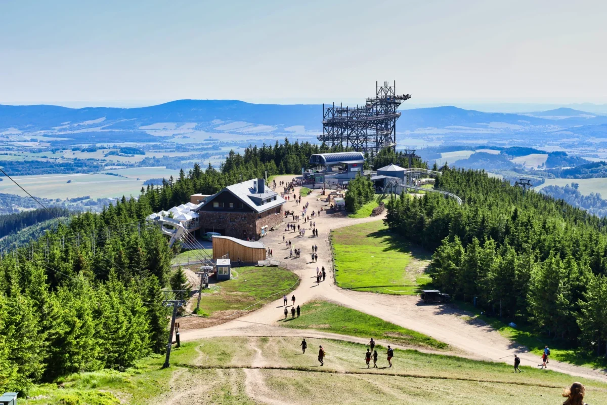 lidé jdoucí na vrchol hory