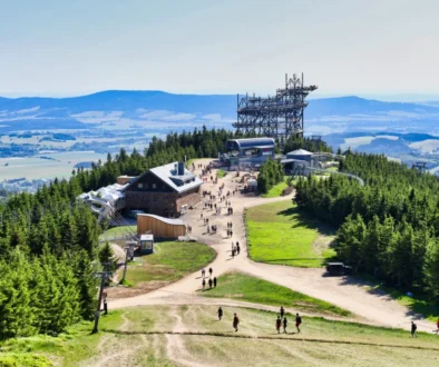 lidé jdoucí na vrchol hory