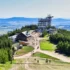 lidé jdoucí na vrchol hory