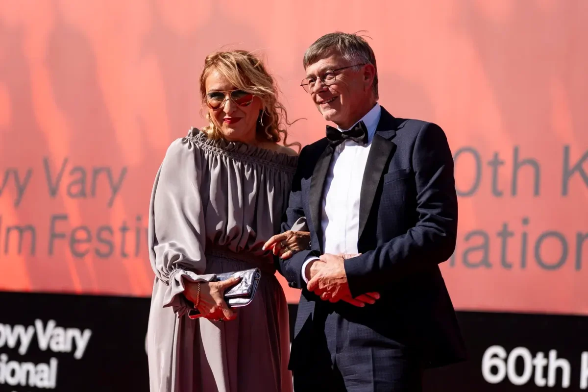 Hynek Chudárek jako generální ředitel CT1 zaznamenal obrovský úspěch. Zdroj: Jan Handrejch / Právo / Profimedia | TVGURU.cz Hynek Chudárek s doprovodem na červeném koberci