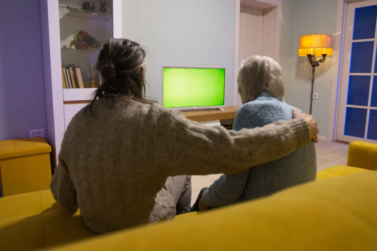 Jde o film jejich mládí. Zdroj: Shutterstock | TVGURU.cz Dvě ženy na gauči před televizí