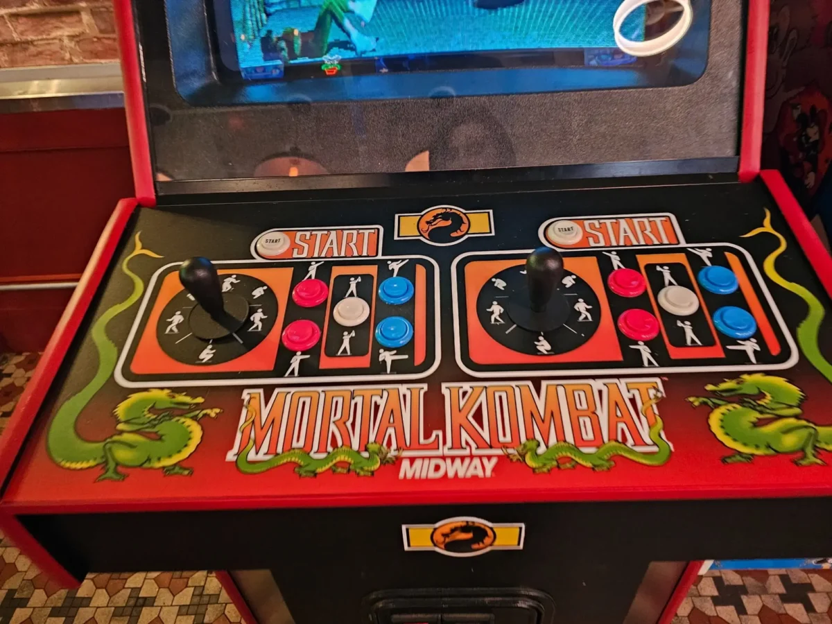detailní pohled na herní automat mortal kombat
