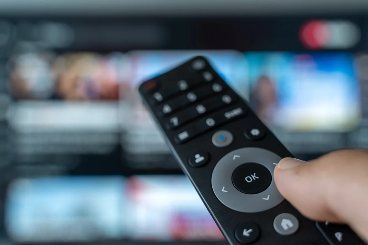 shutterstock_2658763521 1 | TVGURU.cz Ruka s televizním ovladačem