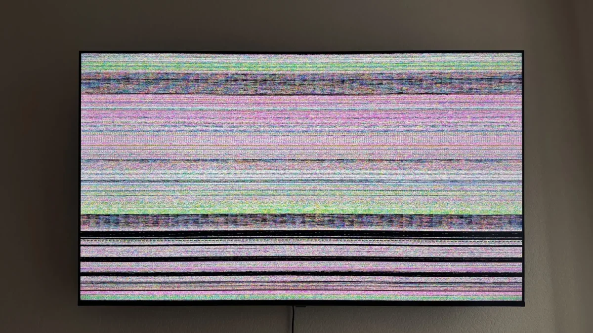 Rozbitá televize s barevnými pruhy