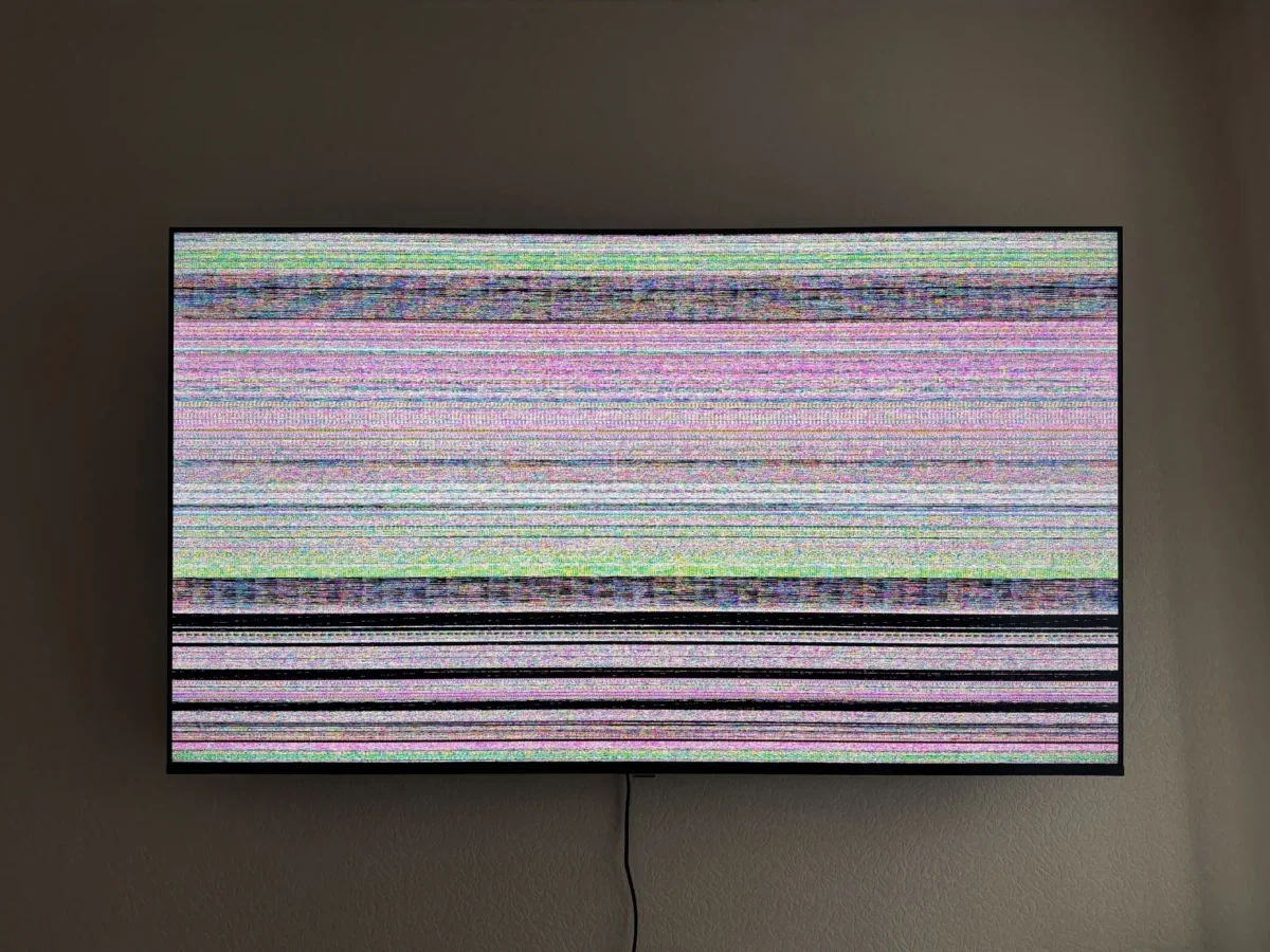 Rozbitá televize s barevnými pruhy