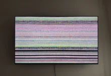 Rozbitá televize s barevnými pruhy
