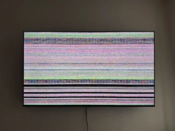 Rozbitá televize s barevnými pruhy