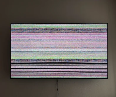 Rozbitá televize s barevnými pruhy