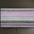 Rozbitá televize s barevnými pruhy
