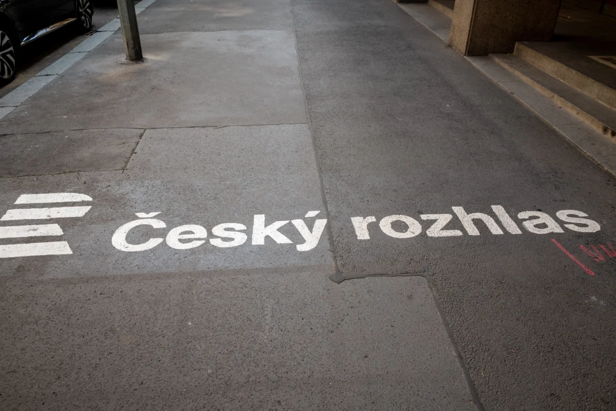 shutterstock_2694812253 1 | TVGURU.cz nápis Český rozhlas na zemi