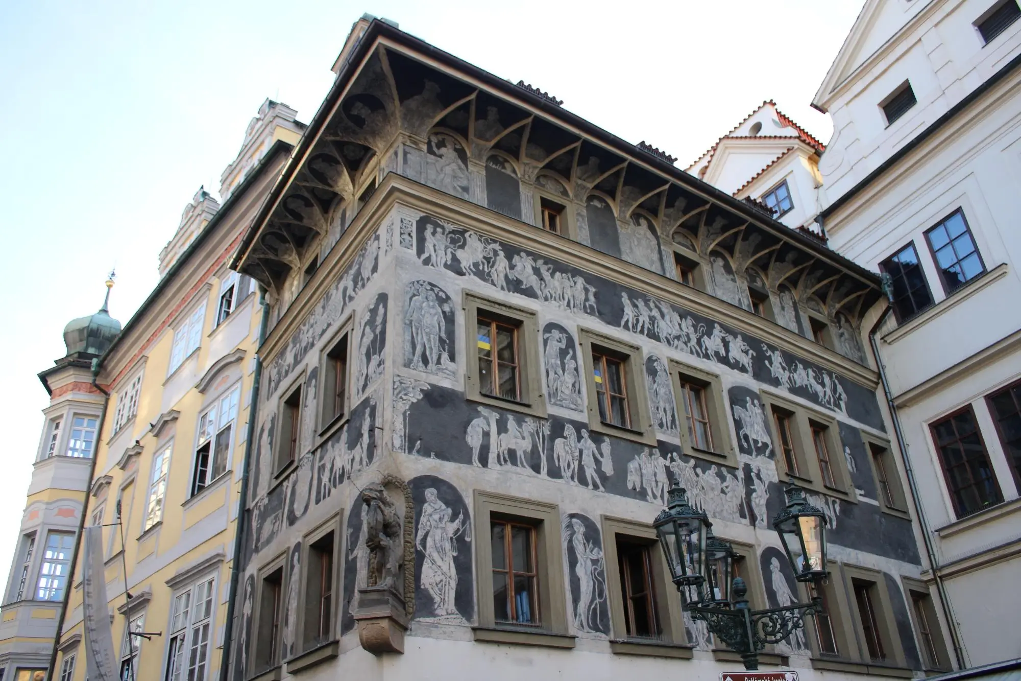 Dům, v němž Franz Kafka žil - dům se s graffiti