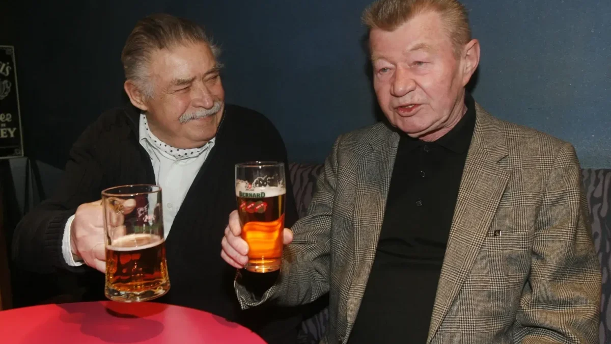 Otto Lackovic a Václav Sloup sedí vedle sebe s pivem.