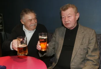 Otto Lackovic a Václav Sloup sedí vedle sebe s pivem.
