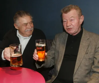 Otto Lackovic a Václav Sloup sedí vedle sebe s pivem.