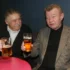 Otto Lackovic a Václav Sloup sedí vedle sebe s pivem.